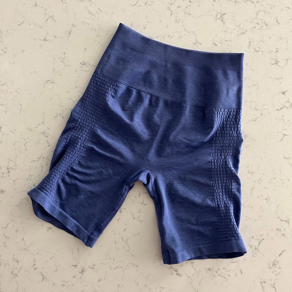 Alphalete Comet Seamless Biker Shorts in Size Small